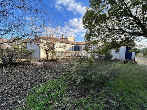 Favorite for this single storey house, 4 faces on a plot of 2,400 m2 in a quiet village 15 minutes from Narbonne. This house with a living area of 143 m2 consists on one side of a spacious living space with a fully equipped kitchen of 22 m2 semi-open...