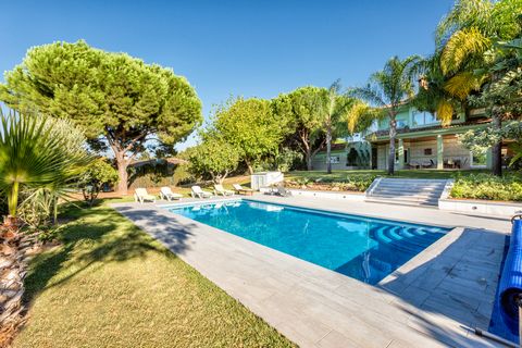 Located in Alhaurín de la Torre. Magnificent villa with pool and private garden on a 1600m2 plot in a quiet area of Pinos de Alhaurín. It has a fully equipped American kitchen integrated into a large living room with fireplace, all in an open and bri...