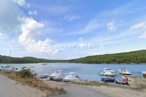 Šibenik, Jadrtovac, attractive building plot covering an area of 730 m2. It is situated in the second row from the sea, 80 meters from the coast, with access road width of 4 meters. It has a rectangular shape with dimensions approximately 15 m x 48 m...