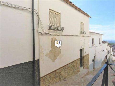 Dit solide herenhuis is gelegen in Martos in de provincie Jaen in Andalusië, Spanje. Het zal een geweldige gezinswoning zijn met twee verdiepingen aan de voorkant en drie aan de achterkant, plus een ruime tuin. Het pand biedt 3 of meer slaapkamers, e...