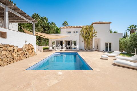 Located in Nueva Andalucía. Recently renovated villa, located in a gated and guarded urbanization, in the Las Brisas Golf area, in Nueva Andalucía, Marbella, with a lot of character and personality. This villa sits on a plot of almost 1,000 m2, and o...