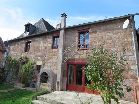 In the heart of a pretty village not far from the small town of Objat comprising a house of 220 m², a garage, garden and courtyard. Passing through the enclosed courtyard, this sandstone house offers on the ground floor a spacious kitchen/dining room...