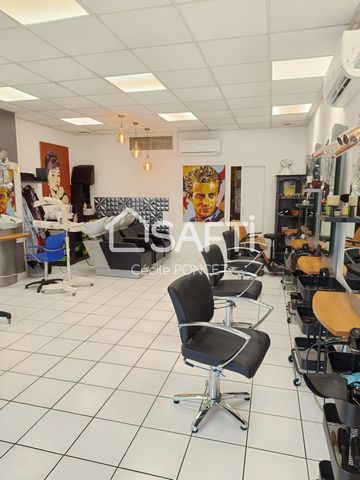 Charmant salon de coiffure situé en plein centre ville de Dole, dans une rue très passante. D'une surface d'environ 38 m2, il offre 7 postes de coiffure et 3 bacs à shampoing. Il dispose également d'une grande réserve pouvant offrir différentes possi...
