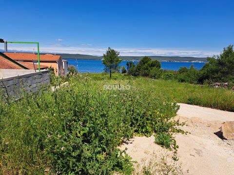 In the village of Dobropoljana on the island of Pašman, for sale is an exclusive building plot in the first row to the sea. It is rectangular in shape with a total area of 1734 m2. This land is located in a prime location, on the very edge of the con...