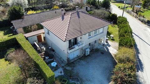 Located in the heart of Saint-Jean-en-Royans, come and discover this 122 m2 house dating from the 60s, in a quiet area and close to all amenities. On the ground floor, you will discover a spacious garage, ideal for sheltering your vehicles and offeri...
