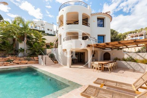 HOUSE FOR SALE IN JAVEA aProperties presents you this Villa ideally located in Jávea and just a few meters from the Granadella beach, (natural paradise of the Costa Blanca), is situated this beautiful villa: La Casa Una. Its spectacular views of the ...
