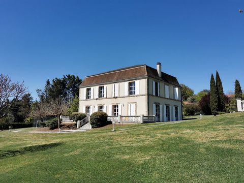 Close to the town center of Figeac (1/4 hour on foot), luxury bourgeois house developing approx. 320 m². habitable in its closed park of more than 0.5 ha with garages, swimming pool and tennis. This house (mansard-roofed mansion style) offers 2 level...