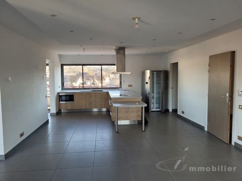 Apartment 7 rooms located on the top floor of a three-story building Magnificently located near the old Brune barracks offering a panoramic view. The secure residence new luxury residence offers all the comfort with services of high qualities. The lo...