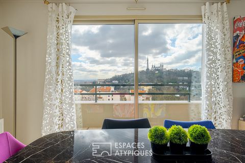 En la última planta de un complejo inmobiliario de 1995, este apartamento de 196 m2 disfruta de una vista excepcional de Fourvière desde sus 3 terrazas. La claridad está en el centro de la visita, que comienza con una amplia sala de estar compuesta p...