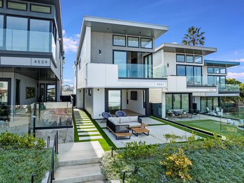 Experimente el pináculo de la vida en San Diego en esta casa excepcional, diseñada en 2022 para capturar impresionantes vistas de la bahía y el océano. Los pisos de madera de roble blanco crean una sensación de calidez y elegancia en todas partes. Co...
