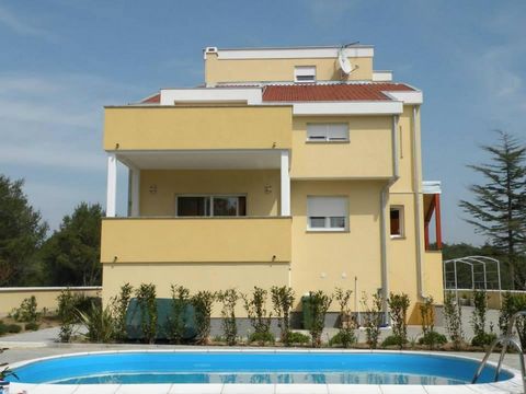 Price drop! The previous price is 1.2 million euros, the new price is 600,000 euros!   Mini-hotel 500 meters from the sea in the town of Kozino near Zadar! Official category - 4 stars.   At the hotel - a swimming pool, a barbecue area, a garden. The ...