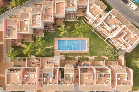 Located in Loulé. Available from October 2023 to April 2024 2nd floor with private balcony and a large roof terrace with pool view, equipped with loungers, table and chairs, ideal to enjoy the sunny days and warm nights. Free access to the pool for r...