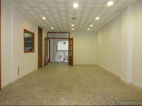 Located in Alicante. A unique offer!. It is an ideal location in the quiet center of the old town, just a few steps from administrative buildings, shopping centers and entertainment venues. The room of 165 m2 (actually 185 m2) includes 6 offices, a s...