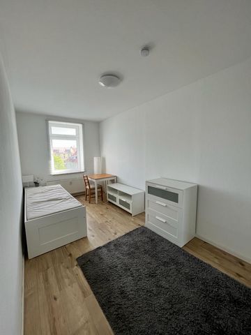 Welcome to your new home! This charming room offers everything you need for a pleasant stay. The room has a comfortable single bed and a spacious desk, ideal for students or professionals. The fully equipped kitchen is available for shared use and ha...