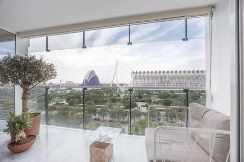 Lucas Fox presents this renovated property with a modern design, excellent qualities and spectacular views from all the rooms for sale in Valencia. The entrance hall leads us to a spacious living-dining room with large windows and fantastic views. Th...