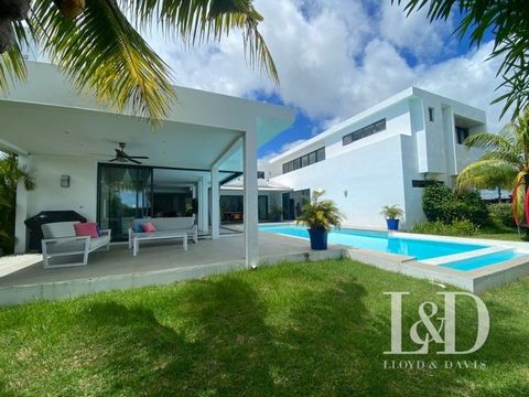 I present for sale this sumptuous contemporary villa. If you are looking for large volumes, this property is for you! The villa consists of 4 en-suite bedrooms, an office area, a large living/living area and a fully equipped kitchen. The property als...