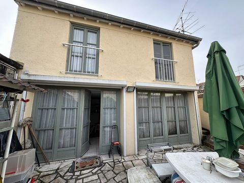 FONTAINEBLEAU, town centre, house comprising a living room, a dining room with kitchen. Upstairs is a landing room leading to a large bedroom, a shower room and a toilet. Courtyard on the front with possibility to bring in a car. Work to be done. Ide...