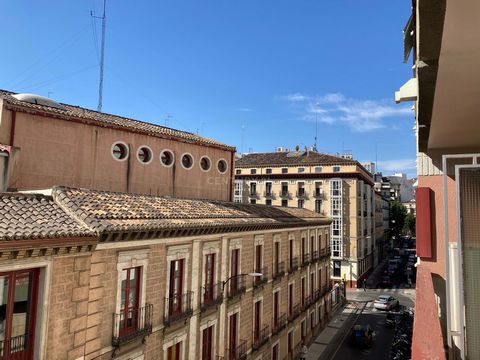 En la calle Bilbao, en pleno centro de Zaragoza se encuentra esta estupenda vivienda de 160 metros útiles, excelentemente comunicada con toda la ciudad y rodeada de todo tipo se servicios. Actualmente se distribuye en 4 dormitorios, salón, cocina, tr...