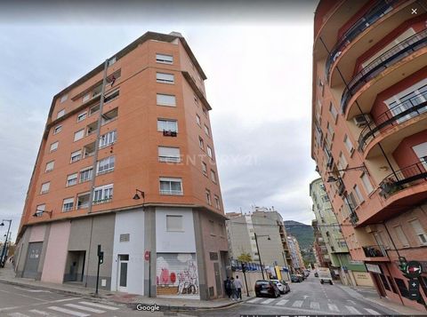 Do you want to buy Commercial Premises in Alcoy, Alicante? Excellent opportunity to acquire in property this Commercial Premises with an area of 196,13sqm located in the town of Alcoy, Alicante. It is a commercial premises at street level located in ...