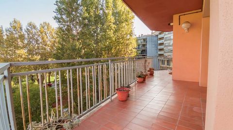 Piso de 123m² con 4 dormitorios situado en el centro de Figueres con una bonita terraza de 13m² con vistas despejadas. Distribuido en recibidor, 4 habitaciones dobles (una en suite), 2 baños completos, cocina independiente con zona de lavadero y un p...
