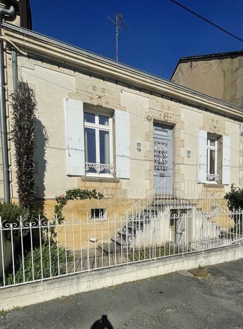 Downtown Bergerac, bourgeois house from 1914 on a plot of 285m2 with a lot of charm and character. It consists on the ground floor, a bedroom with access to the garden, a laundry room, a bathroom with toilet, a separate toilet, a large room that can ...
