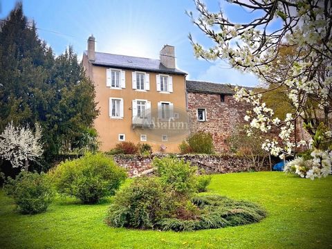 A 10 minutos de Rodez, no coração de Aveyron, esta casa de pedra (178m2) com mais de 1000 anos de história oferece uma sala de estar, uma cozinha / sala de jantar, três quartos, uma casa de banho, uma sala de vestir, um escritório, 120 m2 de adegas a...