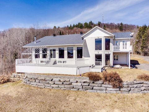 Majestic estate located in Bowman less than 45 minutes from Gatineau. This 193-acre property on which is located a large 2,600 square foot open-air residence with a breathtaking view of the lake. Very sunny, there are abundant windows, 5 bedrooms, 3 ...