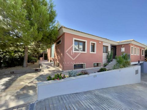 This stunning premium villa is situated in the highly desirable La Font - Playa Muchavista area of El Campello. Boasting an impressive six bedrooms, this detached villa offers the all the benefits of premium living. Upon entering the villa, you are g...