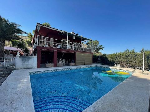 A very impressive villa in Elda, located in Peña El Sol, a quiet area surrounded by nature and much sought after due to being a couple of minutes from the Alicante to Madrid Autovia, 5 minutes by car from schools, supermarkets and with easy access to...