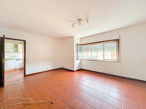 Sale: 3 bedroom apartment in Ermesinde, Valongo - Unmissable opportunity! Main Features: Type: T3 (Three bedrooms) Total Area: 109 m2 Location: Ermesinde, Valongo, Porto District Floor: 2nd Floor Accessibility: Good accessibility to the main roads Lo...