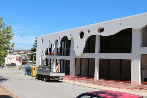Loja destinada a Comercio e Serviços, com área bruta de 168.3m2, entre a Av. Francisco Sá Carneiro e a EB 2,3 de Alpendorada. Com uma localização estratégica e lugares de estacionamento gratuitos, as lojas do Living One beneficiam de uma arquitetura ...