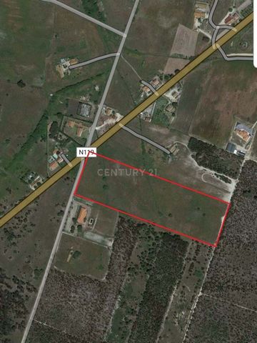 Agricultural land with 51,500m2, next to Nacional 119, it is 5 min from the center of Santo Estevão, 25 min from Alcochete and 45 min from Lisbon Airport. This agricultural land is inserted between a rustic and urban land. It can be used for agricult...