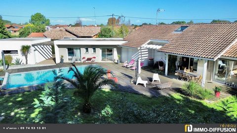 Mandate N°FRP155615 : A stone's throw from the village, spacious and bright modern single storey with a beautiful partly sheltered sunny terrace overlooking the swimming pool, large garage, automatic door and gate, all built on vast land, ideal for p...