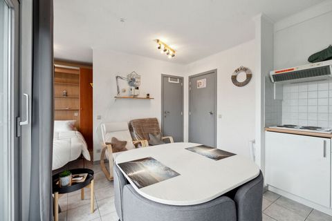 Beautifully furnished studio in a building on the Zeedijk. The studio is located at the back of the building, allowing you to enjoy plenty of sunshine. Perfectly located within walking distance of shops and restaurants. Wifi: yes - parking: not inclu...
