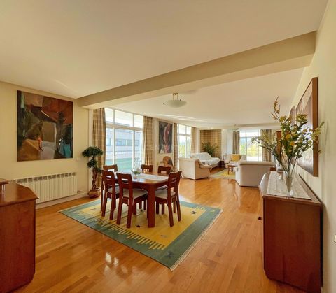 Excellent 3-bedroom penthouse flat in Vila Nova de Cerveira, with unobstructed, panoramic views of the River Minho, Spain and the Serra do Cervo. This flat offers extremely large areas in all rooms and circulation zones, bringing a feeling of comfort...