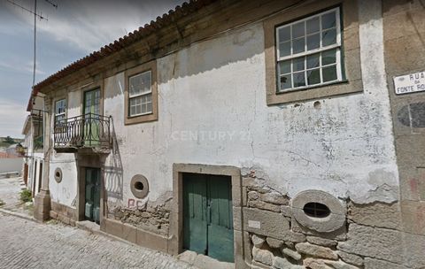 The Casa do Juíz, so called this traditional house from Trás-os-Montes e Alto Douro, implanted in a plot of 200m2 and with a gross private area of 281 m2, in the heart of the historical area of Vila Flor near the Roman Fountain, after improvement wor...