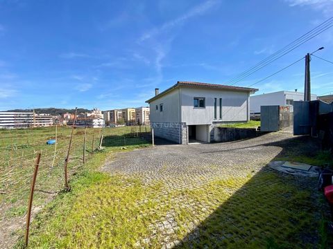 Detached house next to the center of Póvoa de Lanhoso. Inserted on land with topographic survey, an area of 10,915 meters. Consisting of 2 matrix articles, one urban and one rustic. This property consists of a house with two floors, ground floor and ...