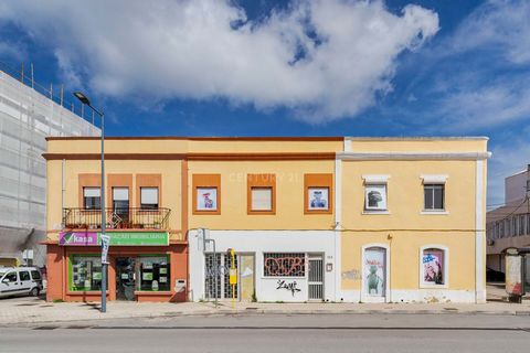 Great investment business opportunity, in the center of Barreiro. There is an approved project for reconstruction, already with License for Payment, which I will be happy to present to you. Alternatively, you can renovate the 4 properties, two T1 apa...
