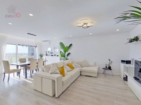 For sale fabulous penthouse T5 Duplex, with Garage for 2 cars, Montijo This fabulous penthouse, has an unobstructed view of Lisbon, being possible to contemplate from the bridge 25 de Abril to the bridge Vaco da Gama. A fabulous view without equal. O...