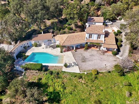 Beautiful Provencal-style villa in a gated domain with breathtaking sea and panoramic views. The main villa comprises a living room with fireplace, a fitted kitchen, a bedroom with en suite bathroom, a master suite with small TV lounge and bathroom, ...