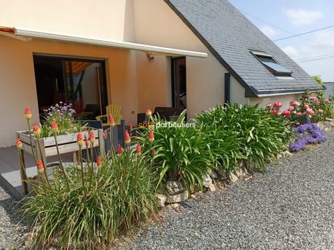 Come and settle in this house of 130 m2 on a plot of 701 m2 on the heights of Plescop, 5 minutes by bike from the town center, close to Vannes and shops .. Built in 2007 it allows a life on one level with a living room (with a beautiful fireplace and...