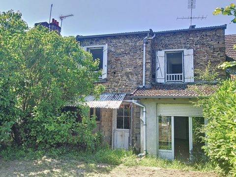 Do you want to open a business? Do you have the soul of an artist and are looking for a place to exhibit? In the heart of the village, close to the church and the post office, come and see this property on a plot of 415 m2: it is a former business wi...