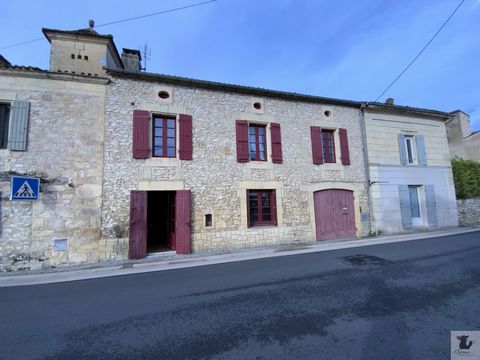 Located in the heart of a magnificent bastide, I present to you this stone house to be seen absolutely! This stone village house is just waiting for its new owners to be pampered and brought up to date, no structural work to be planned. On the ground...