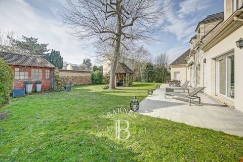 Contemporary house built in 1995, nestled in a verdant haven and enjoying complete peace and quiet, in a highly sought-after location within walking distance (7-8 minutes) of Place du Marché, Versailles Rive-Droite train station and schools (Petit an...