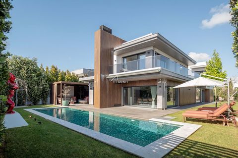 Located in Cascais. Five Bedroom Villa in Birre - Exclusive with THE AGENCY - We Accept Partnerships This extraordinary five-bedroom villa is situated in the prestigious area of Birre, known for its exclusivity and tranquility. Located between Quinta...