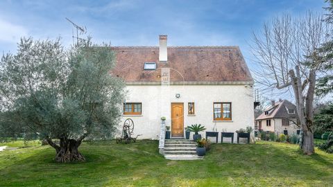 IN BOISSISE-LA-BERTRAND, between the forest and the banks of the Seine and a stone's throw from the village square and amenities. This charming TRADITIONAL HOUSE offers a spacious and comfortable living environment. Ideally located on a plot of 2,337...