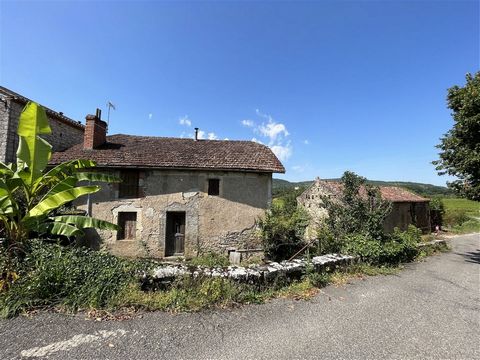 About 6 km from Cahors, stone complex to renovate entirely composed of several buildings as follows: => 1 house for residential use built on cellar and outbuilding with detached garage, land and old dryers => 1 barn with high floor and collapsed roof...