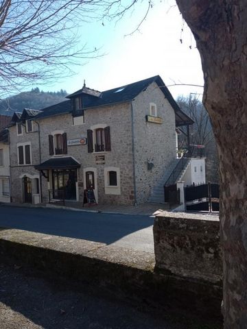 Immo-pop, the fixed-price real estate agency offers a fully renovated R + 2 real estate complex of 272m2 consisting of a commercial premises (restaurant), 2 guest rooms and 3 apartments in Leval-de-Cère, a town located near the main tourist sites of ...