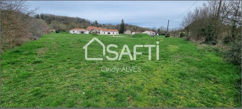In a charming little village a stone's throw from the Dordogne, this flat plot of land of about 1195 m² has been bounded, serviced with water and electricity. This plot is sold with an adjoining non-buildable plot of 1643 m² to enlarge your garden. F...