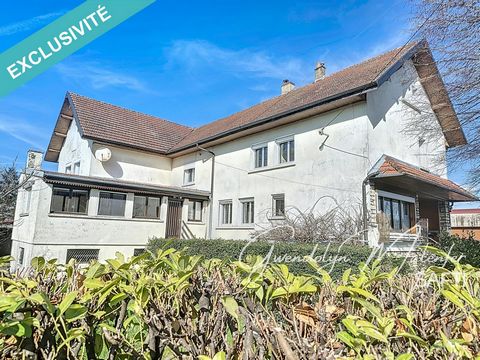 In a privileged environment close to Arbois and Arc et Senans, and offering easy access to amenities such as schools and medical services, shops of all kinds, TGV station, ... This spacious house on a fully fenced plot of more than 5000 m² seduces wi...